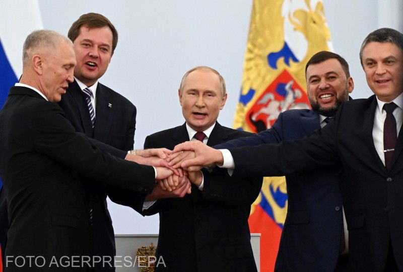 Vlagyimir Putyin orosz elnök és a négy oroszbarát, elcsatolt megye vezetői ünneplik a referendum eredményét | Fotó: Agerpres/EPA