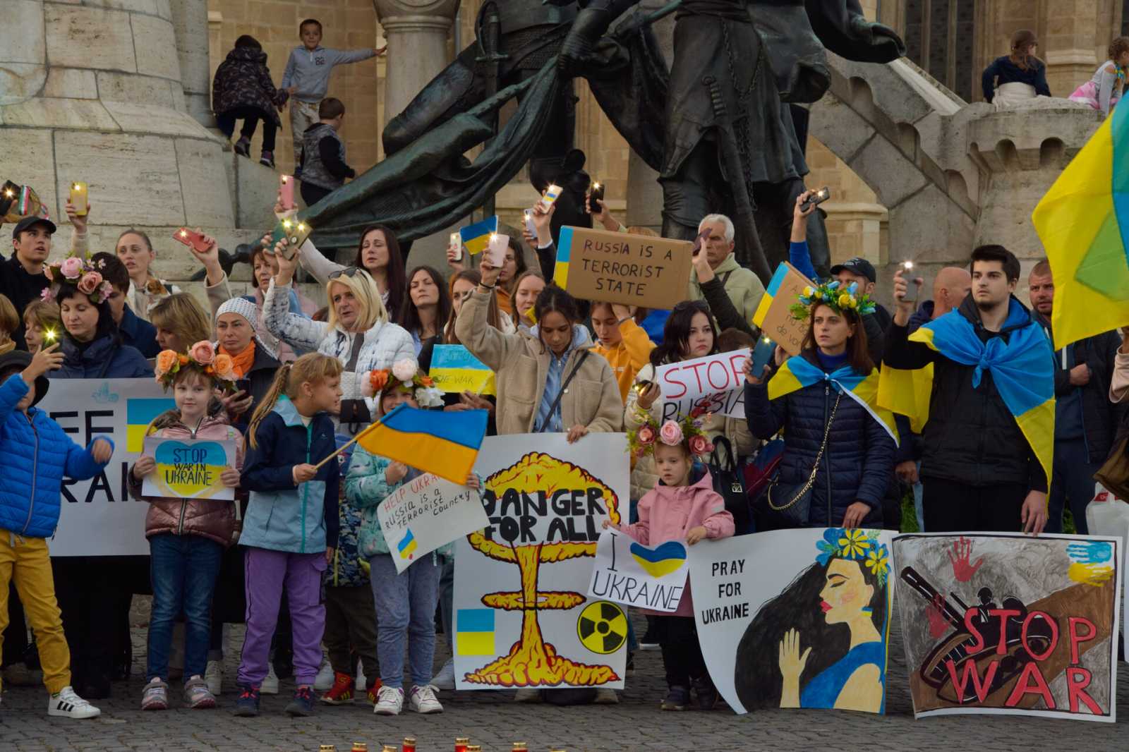 Ukrajnai menekültek a háború ellen tüntettek Kolozsvár főterén | Fotó: Lőrincz Anna