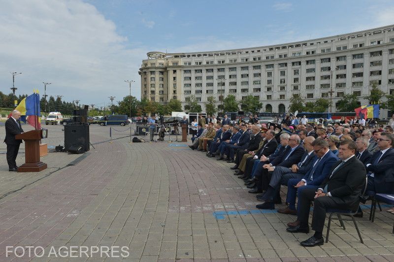 Silviu Vexler parlamenti képviselő, a Romániai Zsidó Közösségek Szövetségének elnöke mond beszédet a katonai ceremónián | Fotó: Agerpres