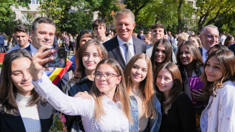 Egy kis „népfürdő” a diákokkal | Fotó: presidency.ro
