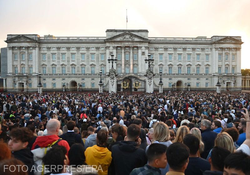 Gyászoló tömeg a Buckingham-palotánál | Fotó: Agerpres/EPA