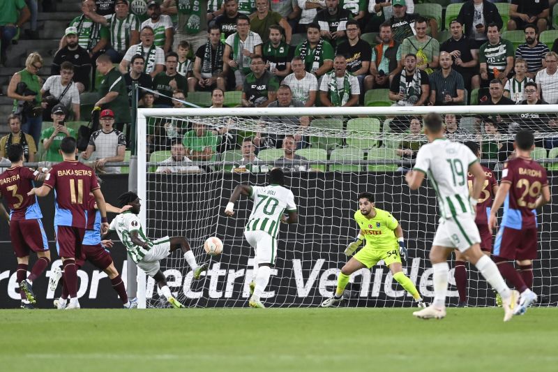 Nguen gólt lő, vezetnek a zöld-fehérek | Fotó: MTI/Kovács Tamás