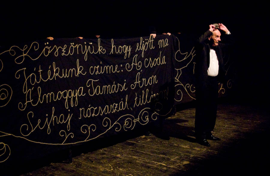 A csoda címmel mutatta be korábban Tamási Áron Énekes madár című színjátékából készült darabját a sepsiszentgyörgyi Tamási-színház | Kép forrása: a színház hivatalos oldala