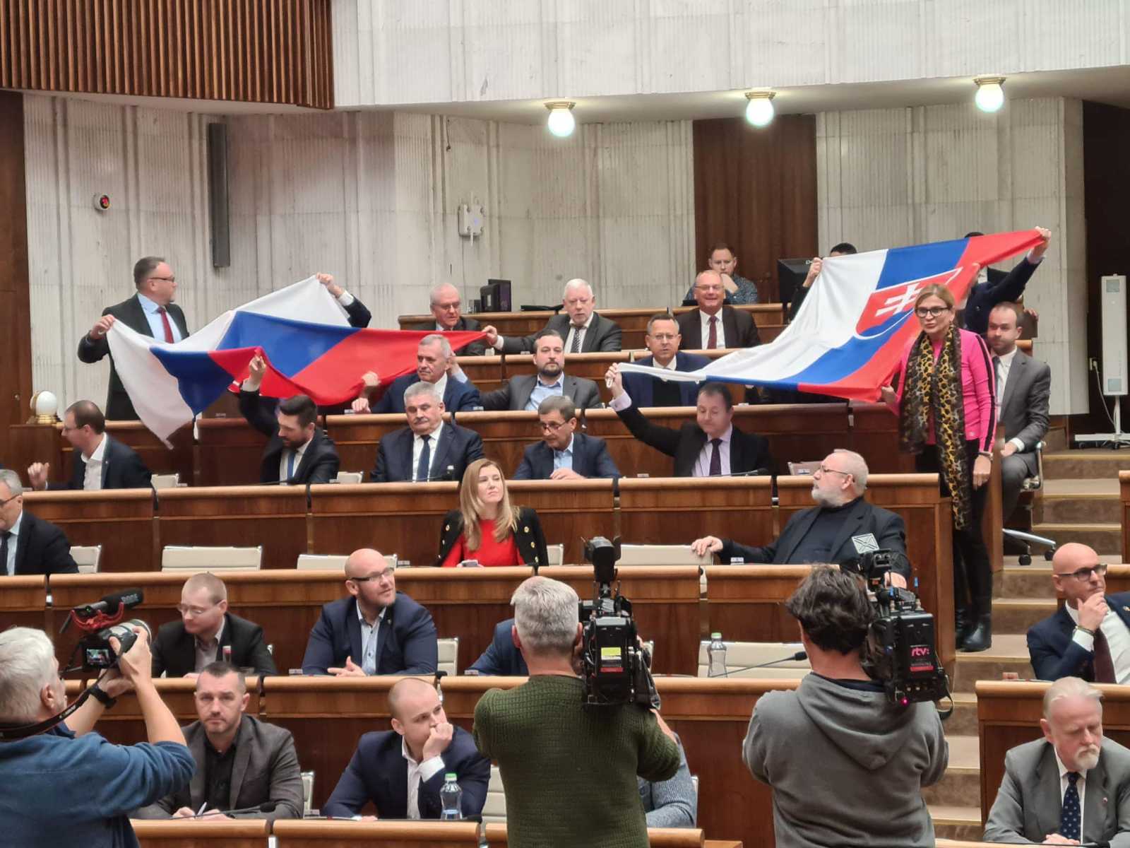 Zászlólengetés a szlovák törvényhozásban Fotó: Robert Fico Facebook oldala