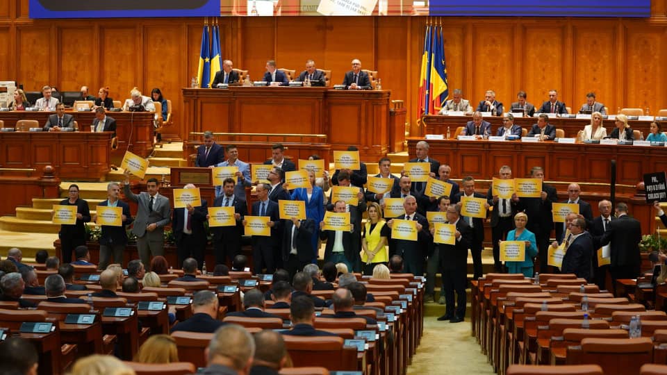 Az AUR képviselőinek és szenátorainak tiltakozása a keddi parlamenti felelősségvállaláskor Fotó: George Simion Facebook oldala   