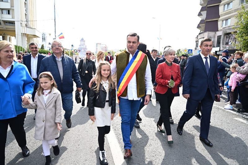 Cătălin Cherecheș (trikolóros kendővel) megvonta az RMDSZ-es alpolgármester hatásköreit | Fotó: a nagybányai polgármester Facebook-oldala