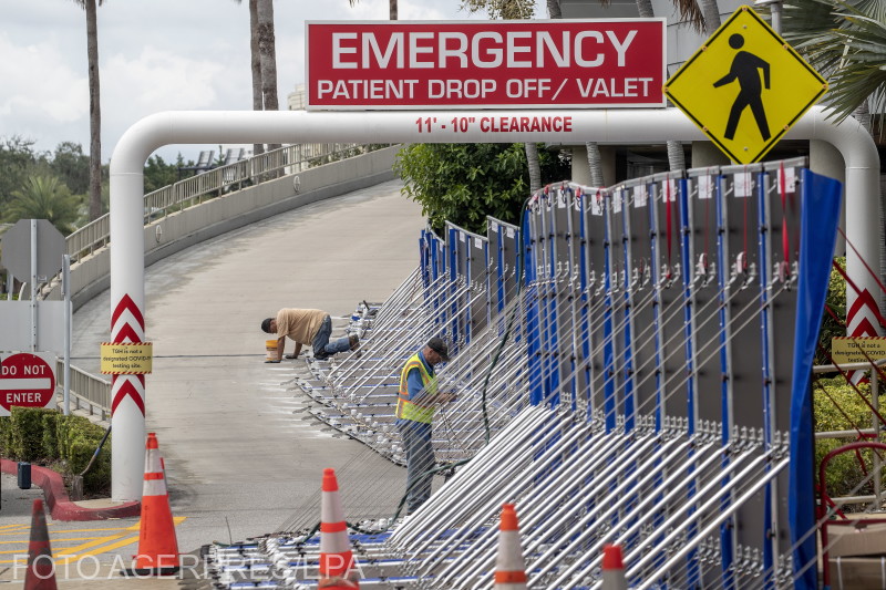 Munkások árvízvédelmi pannókat szerelnek fel a tampai kórház közelében | Fotó: Agerpres/EPA
