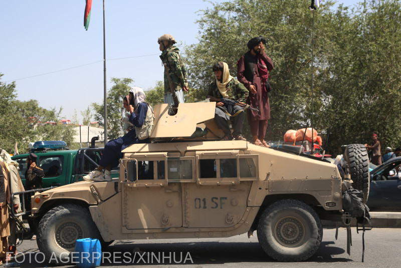 Tálib katonák Kabulban, az amerikaiak által hátrahagyott páncélozott járművön | Fotó: Agerpres/EPA