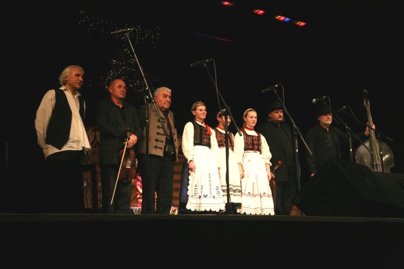 A Mester régi és újabb tanítványaival: Kallós Zoltán a Muzsikás 2009-es karácsonyi koncertjén l Fotó: muzsikas.hu/Henics Tamás