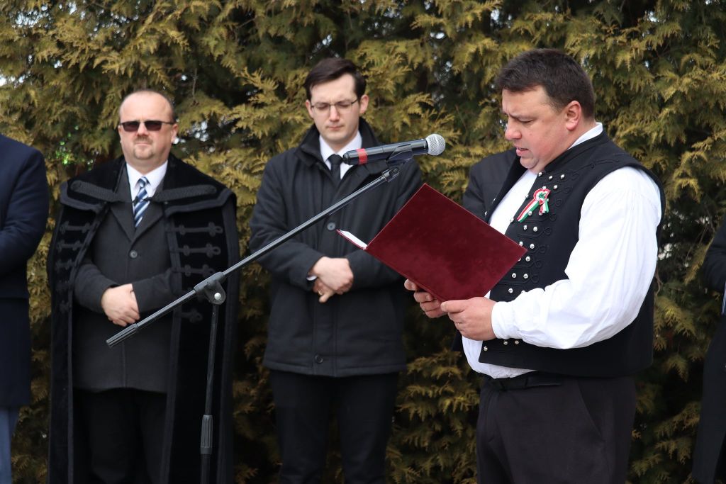 Kovács István polgármester (a mikrofonnál) a március 15-i ünnepségen | A képekre kattintva galéria nyílik