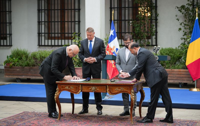 A két elnök jelenlétében írták alá a megállapodást | Fotó: presidency.ro