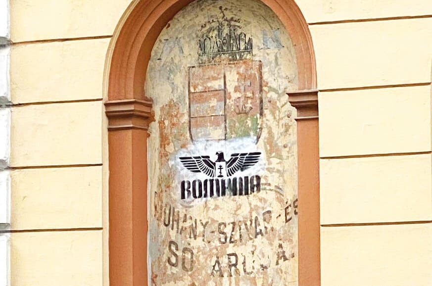 Náci jelképpel festették le a magyar címert és céhjelvényt Kolozsvár egyik műemlék épületén