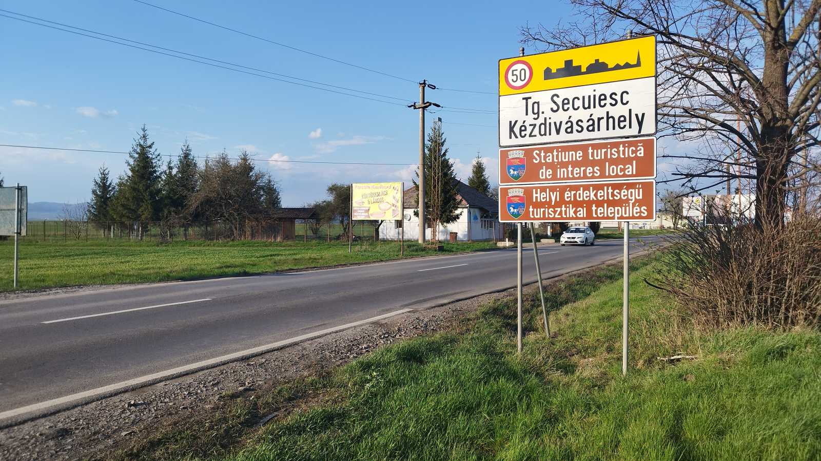 Kézdivásárhely Csernáton felőli bejáratánál lévő tábla: román és magyar felirat jelzi a minősítést | A szerző felvételei