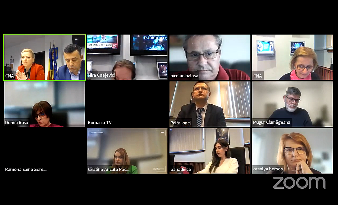 Victor Ciutacut (bal felső sarok) és ügyvédjét is meghallgatta a CNA | Fotó: képernyőkivágás a CNA Facebook-oldalán élőben közvetített ülésről