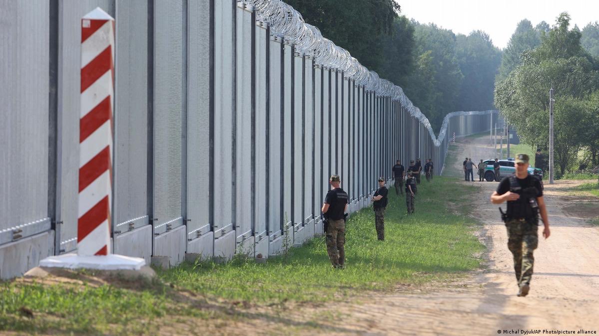 Lengyelország már korábban riasztórendszerrel felszerelt acélkerítést épített a fehérorosz határon