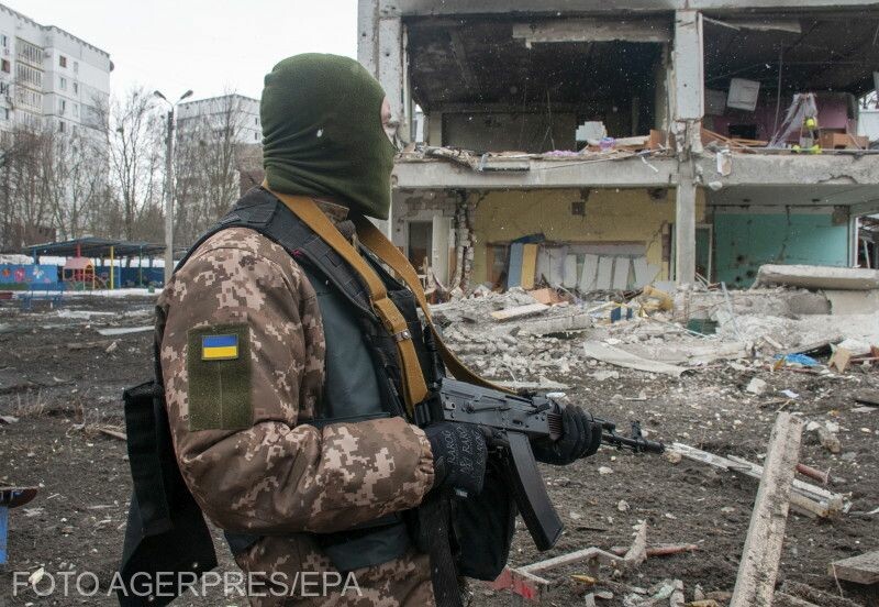 Ukrán katona egy orosz támadás helyszínén Fotó: Agerpres 