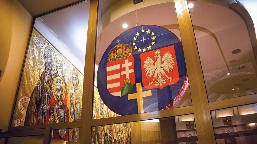 A cikk nyitóképe: Magyar és lengyel címerek a krakkói Łagiewniki zarándokhelyen l Fotó: Mandiner