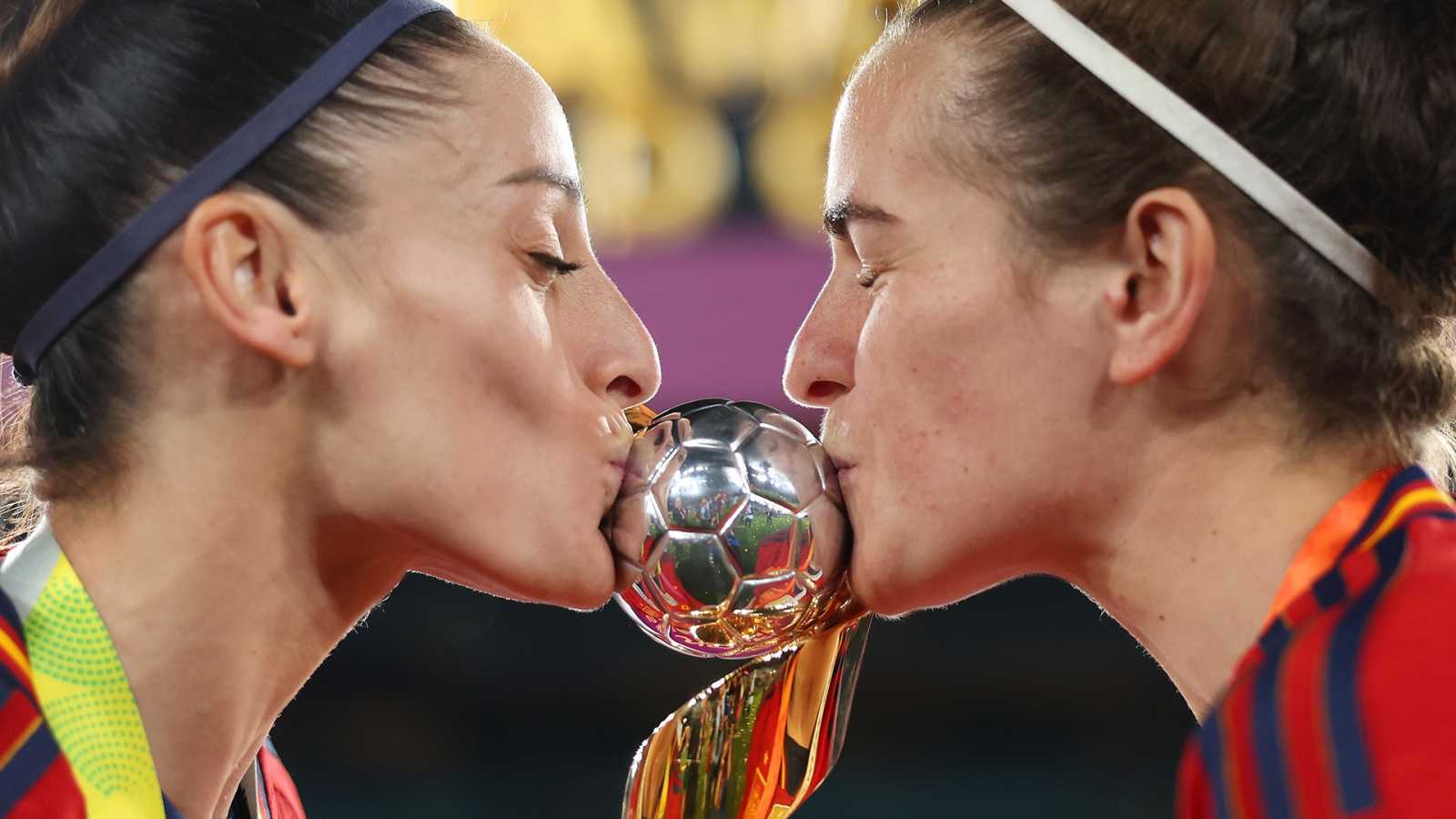 A lányok a serleget, a szövetség elnöke a lányokat csókolta a vb-győzelem után | Fotó: FIFA World Cup 