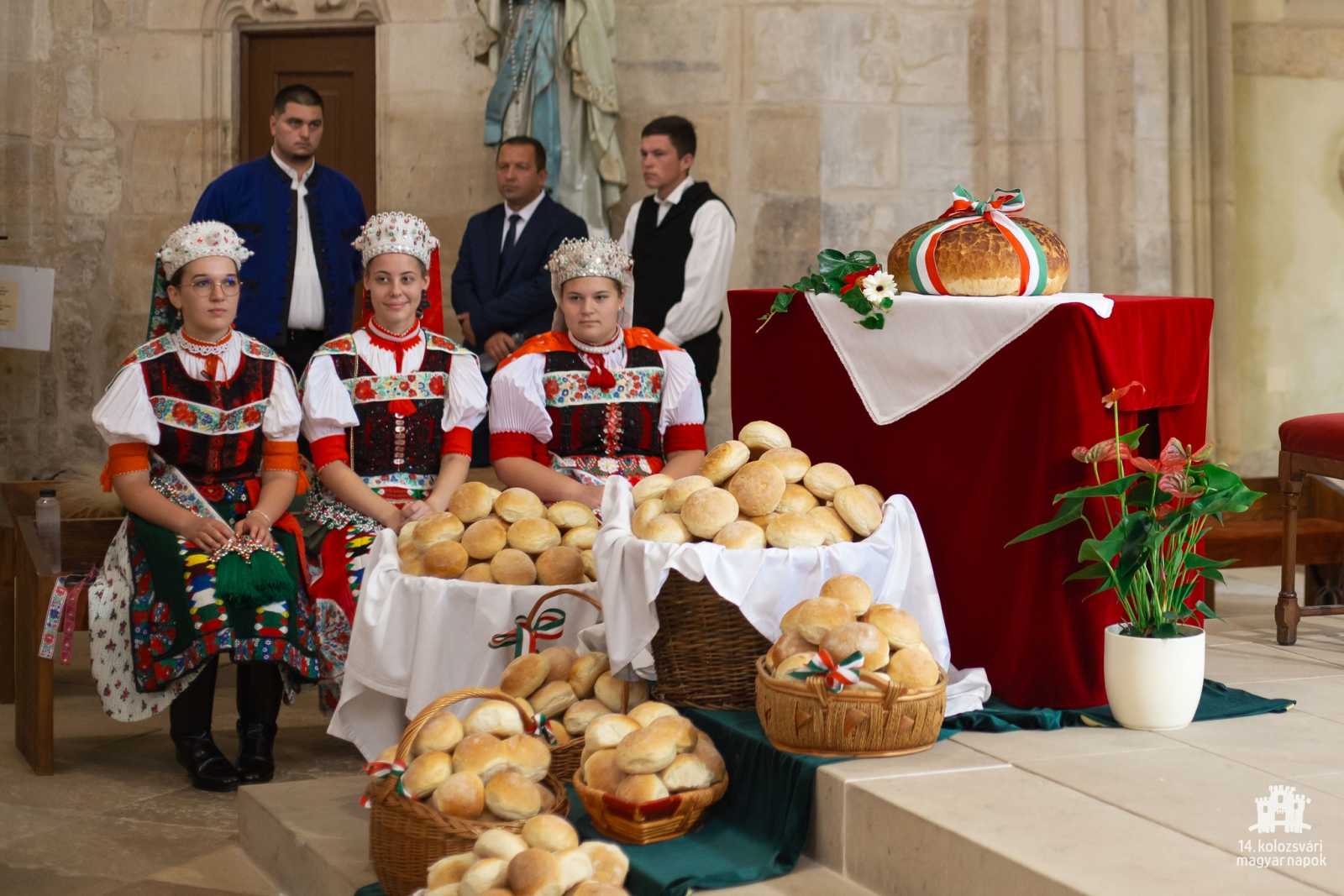 Augusztus 20-án ünnepi kenyérszenteléssel ünnepeltek a kolozsvári magyarok a Szent Mihály-templomban. A prédikációt ökomenikus áldás, majd a megszentelt kenyér szétosztása követte.