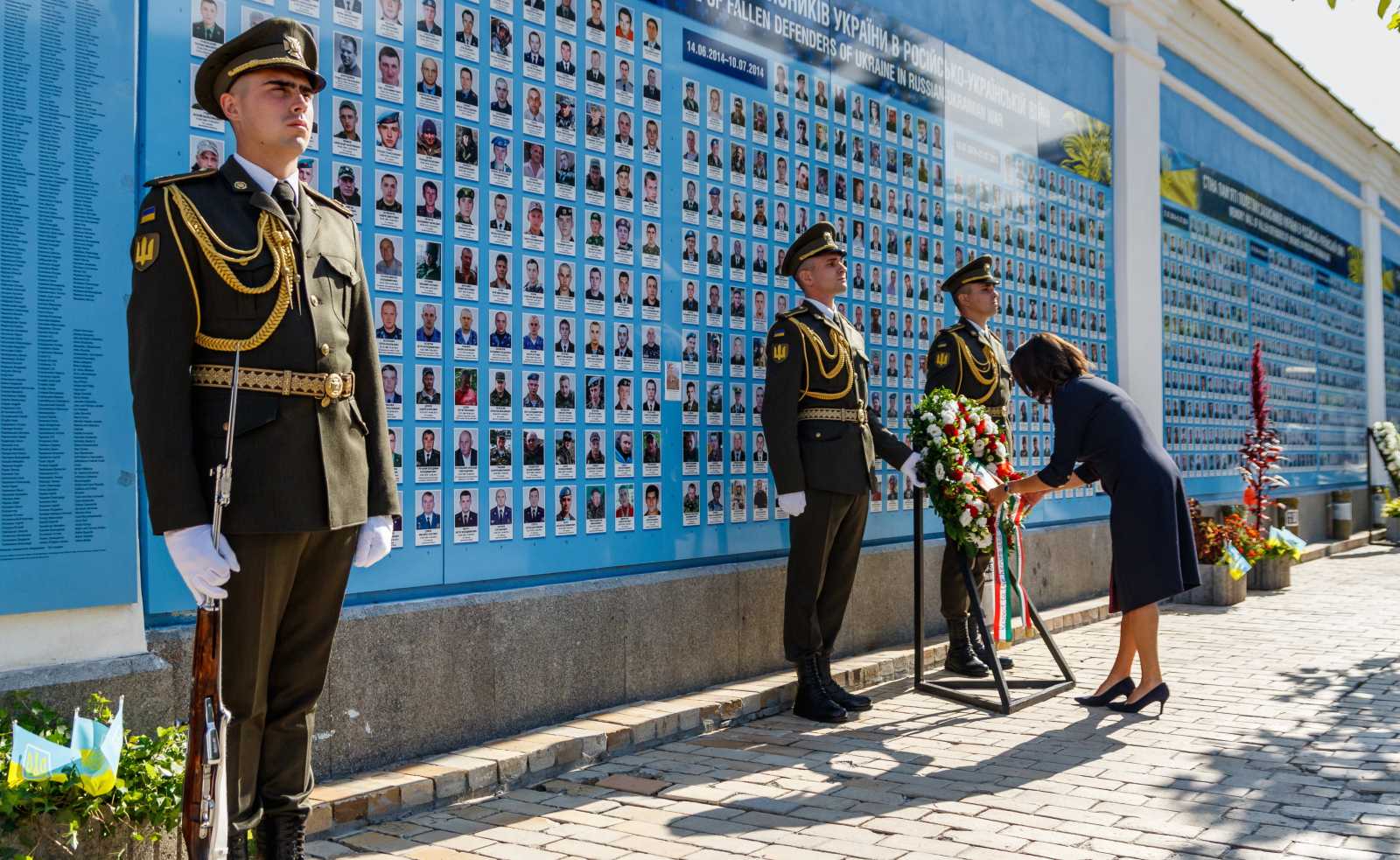 Novák Katalin megkoszorúzza az orosz-ukrán háborúban elhunytak emlékhelyét | Fotó: MTI/Nemes János