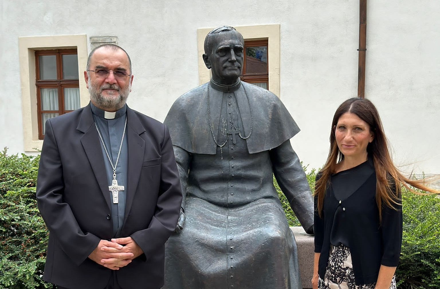 Kovács Gergely érsek és Cristiana Marinelli Márton Áron szobra mellett | Fotó forrása: Gyulafehérvári Római Katolikus Érsekség Facebook-oldala