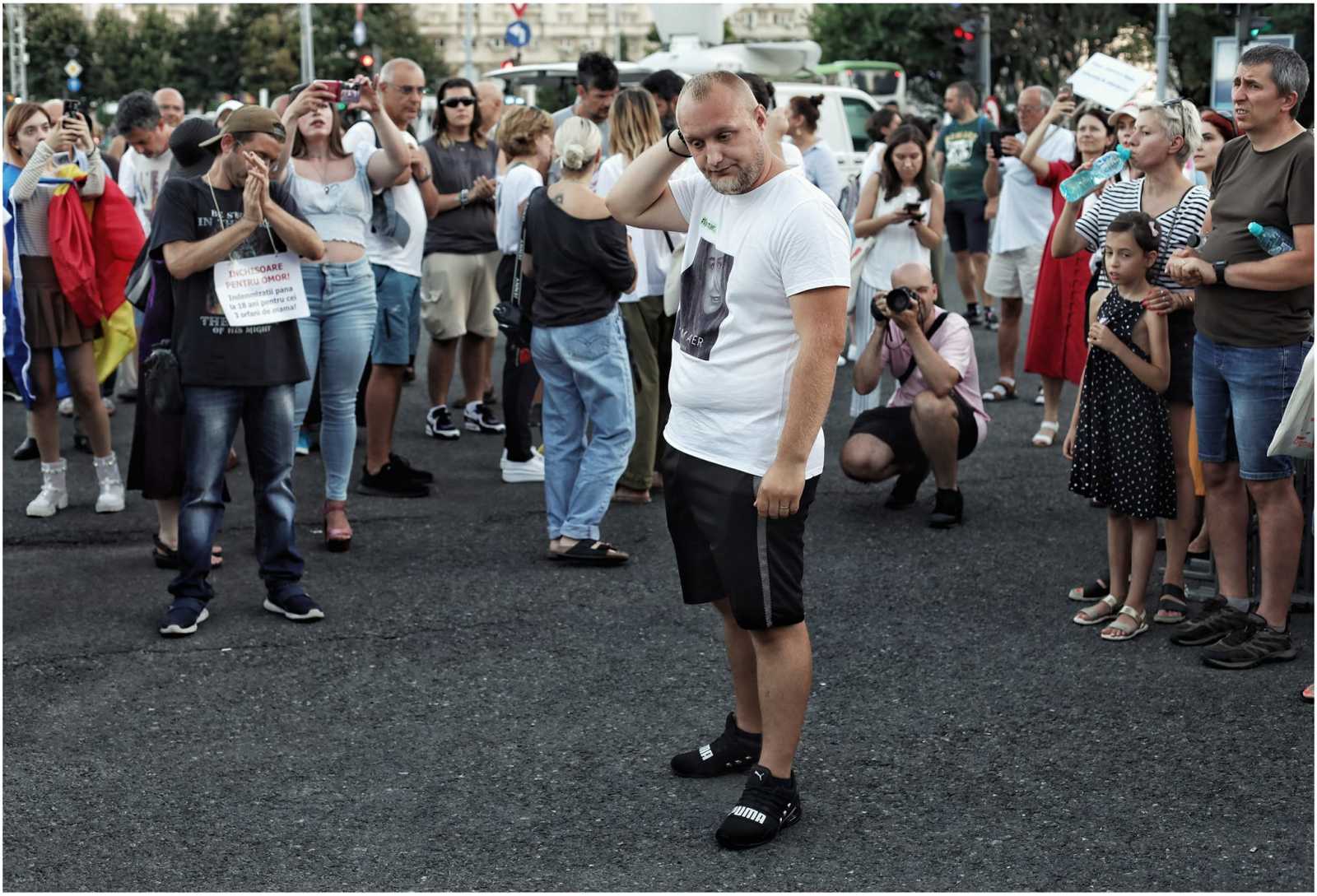 Alexandra Ivanov testvére a bukaresti tüntetésen (középen) | Fotók forrása: #nuamaer Facebook-csoport