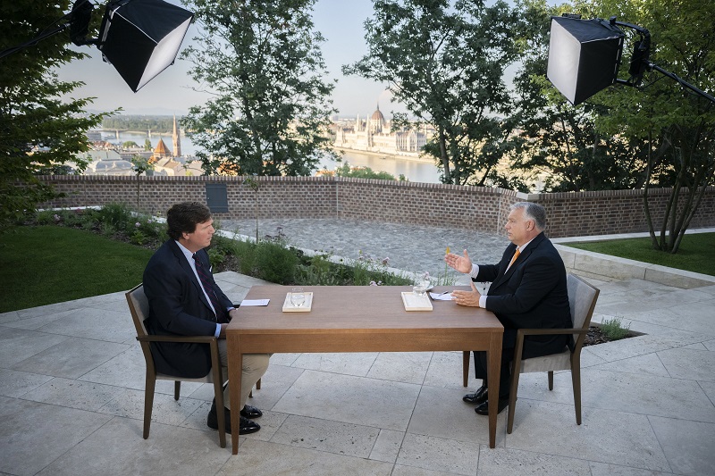 Orbán Viktor és Tucker Carlson | Fotó: MTI/Miniszterelnöki Sajtóiroda/Benko Vivien Cher