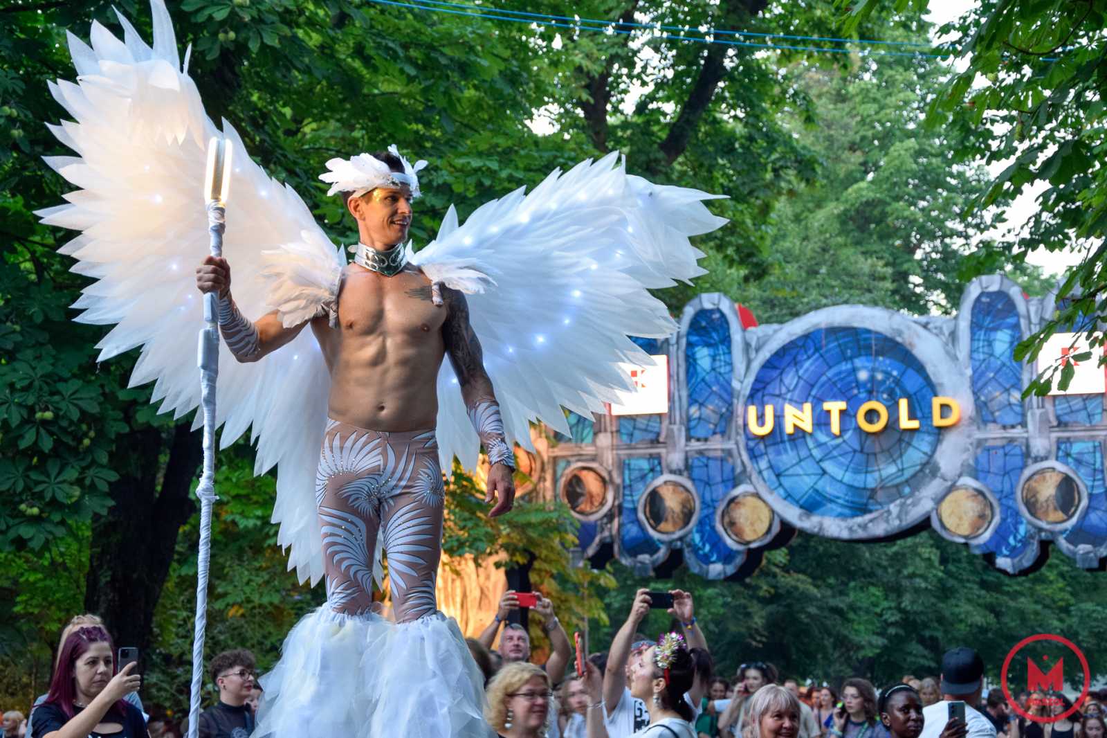 A fesztiválra belépve rögtön a varázsvilág lényei fogadnak, nemzetközi akrobaták, előadóművészek, táncosok és hatalmas gólyalábakon közlekedő, a bulizókkal interaktáló angyalok is.