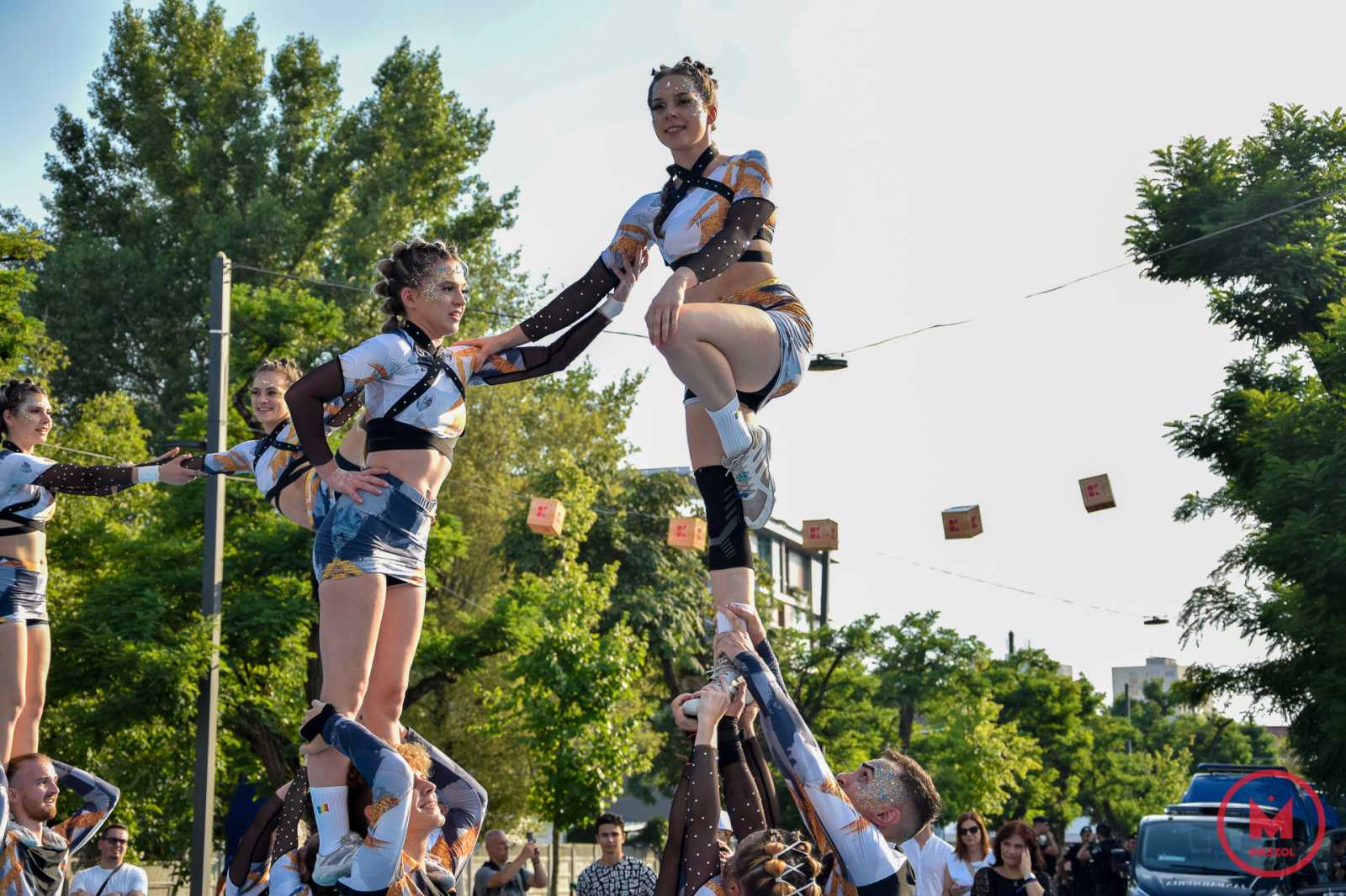 Nemzetközi akrobaták kápráztatják el bátorságukkal és trükkjeikkel a nézőket. Az artisták a fesztivál különböző részein egész nap előadták trükkjeiket, egy bátor fesztiválozót pedig a magasba is emeltek.