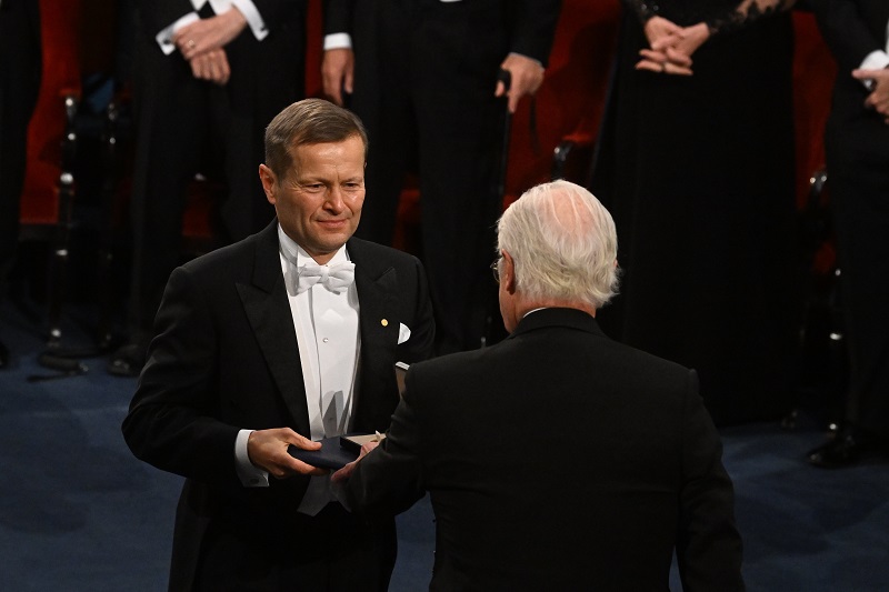 Krausz Ferenc fizikus átveszi a fizikai Nobel-díjat XVI. Károly Gusztáv svéd királytól 