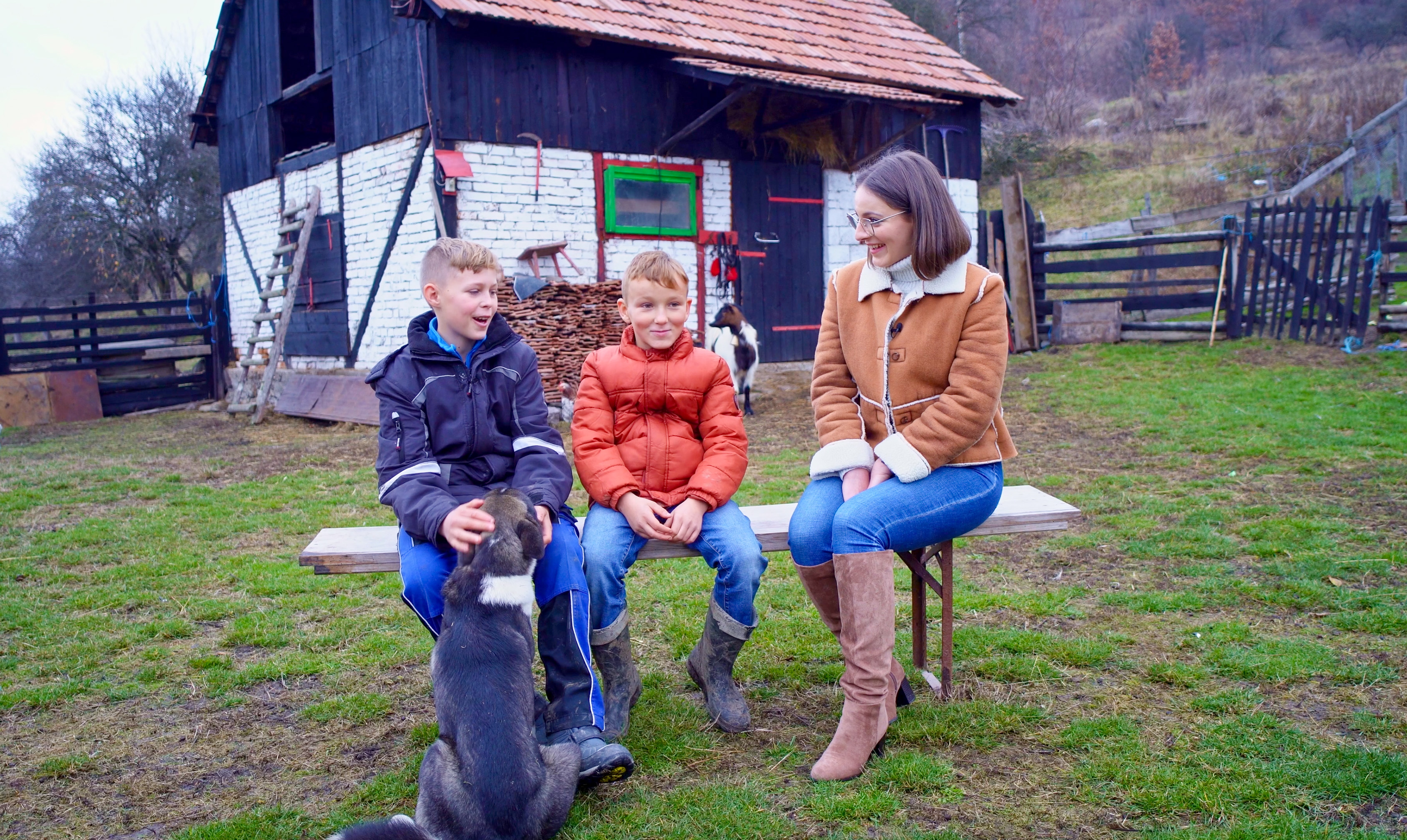 Egy boldog gyermekkor, amelyben játszótárs a kecske és ellenség a medve: 10 és 13 éves erdőfülei kicsi gazdák tanítanak életszeretetre