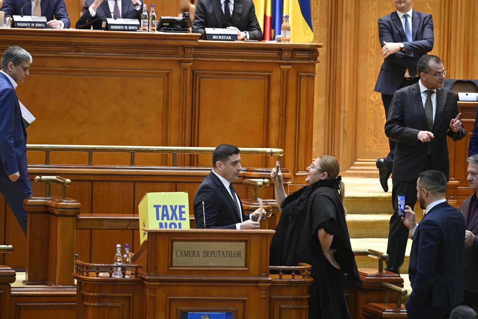 George Simion és Diana Şoşoacă egyik „műsora" a parlamentben Fotó: Agerpres