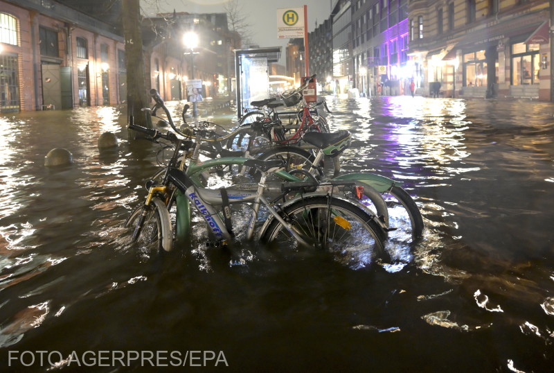 A vihar kövekzetében víz alá került sok hamburgi utca | Fotó: Agerpres/EPA