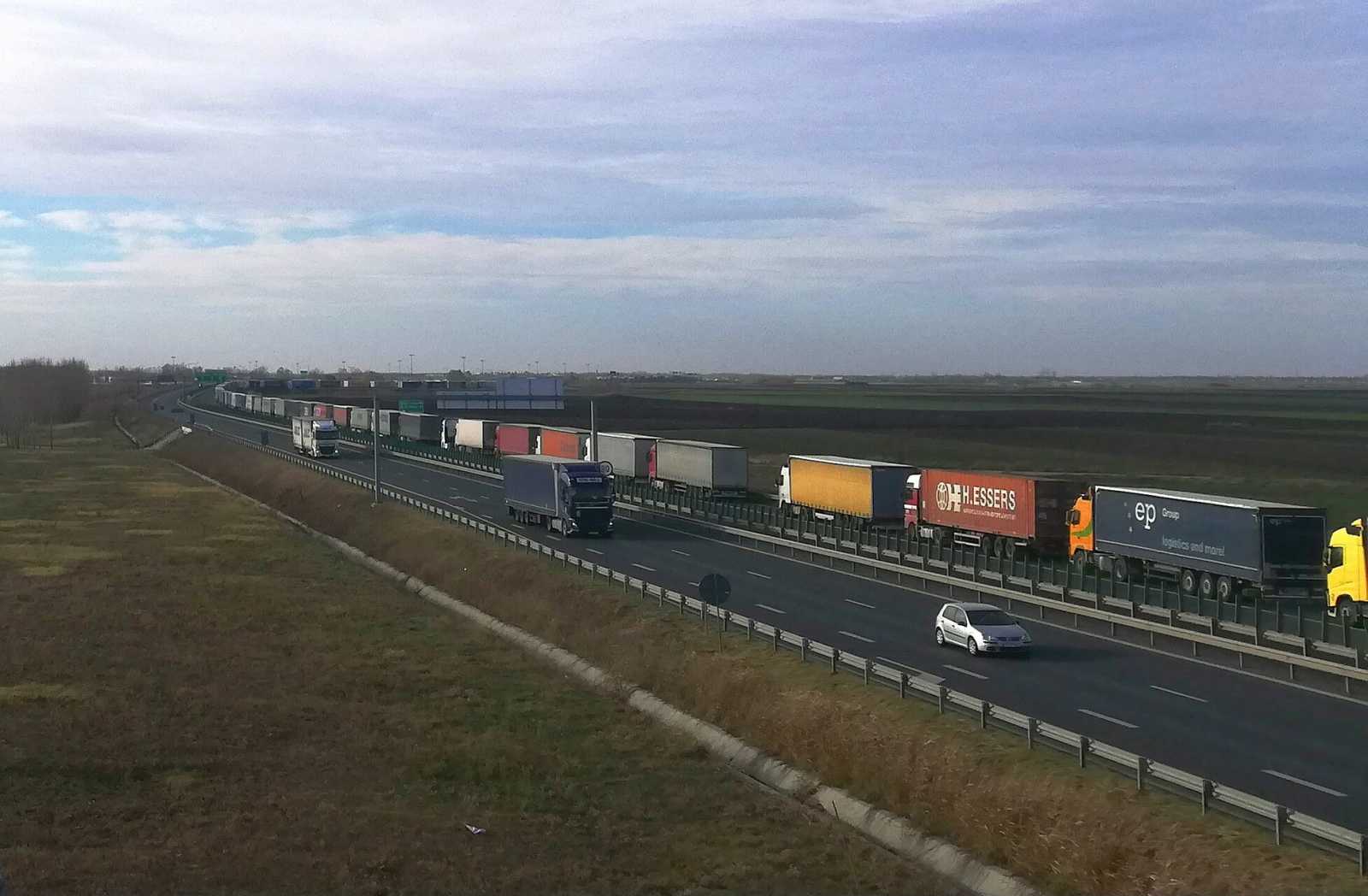 Állandósultak a kamionsorok a magyar-román határnál Fotó: Pataky Lehel Zsolt