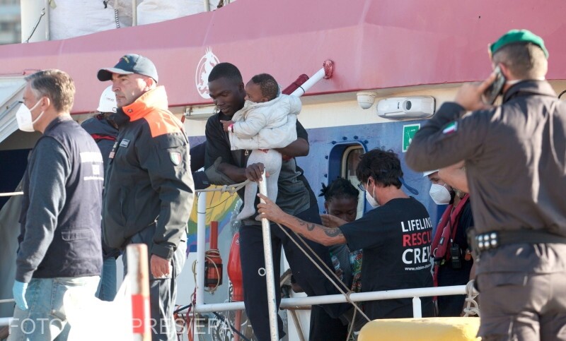 Folyamatosan érkeznek illegális migránsok Olaszországba Fotó: Agerpres