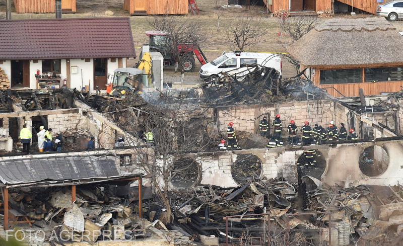Vizsgálják a tűzvészben leégett panzió helyszínét | Fotó: Agerpres