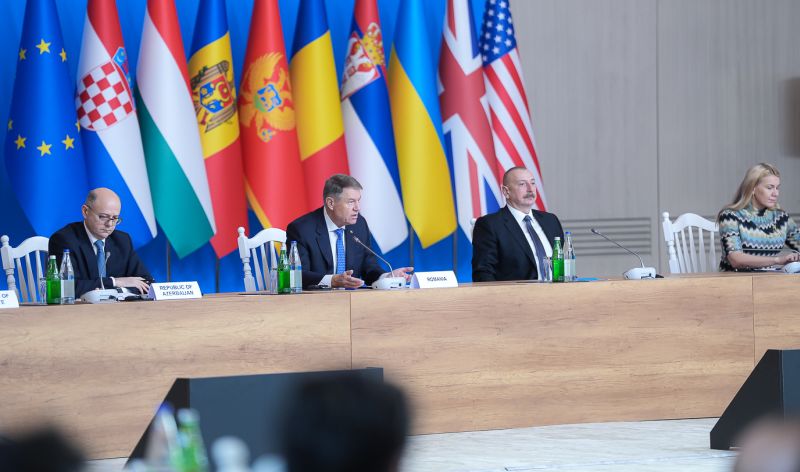 Klaus Iohannis (középen) a déli gázfolyosó miniszteri tanácsadó bizottságának ülésén | Fotó: presidency.ro