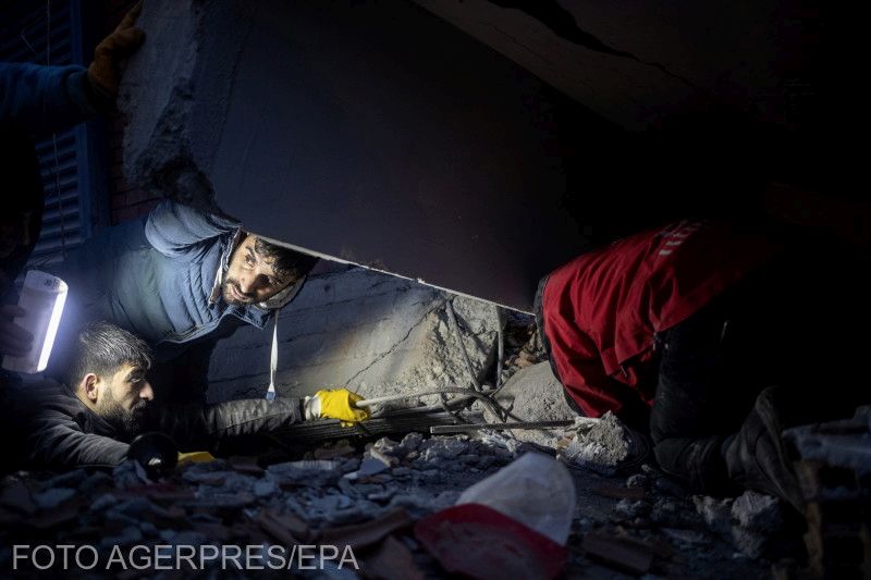 Túlélőket keresnek a romok alatt | Fotó: Agerpres/EPA