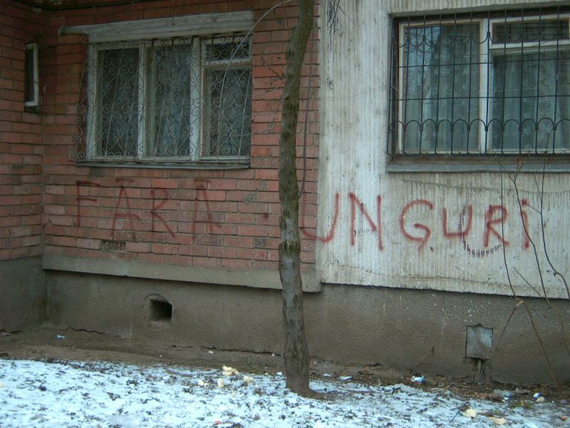 „Magyarok nélkül” – gyűlölködő felirat egy aradi tömbház falán | Fotó: Pataky Lehel Zsolt
