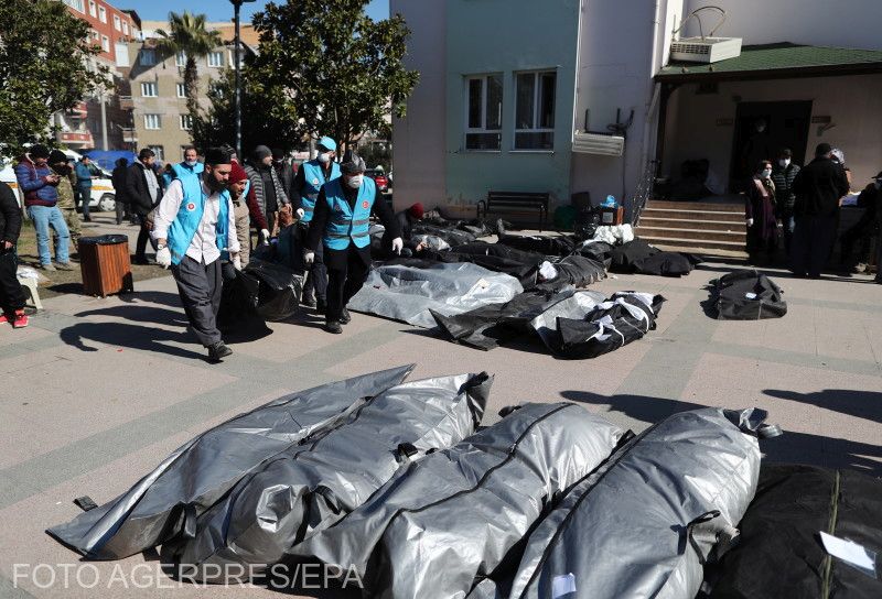 Áldozatok holttestei a törökországi Hatay-ban | Fotó: Agerpres/EPA