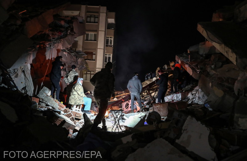 Halani a kiáltásokat a romok alól | Fotó: Agerpres/EPA
