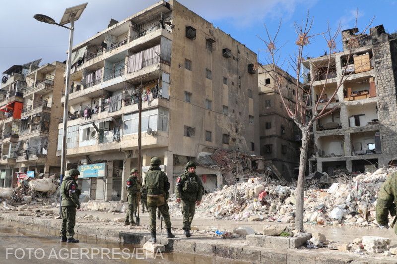 Orosz rendfenntartók egy összedőlt aleppói épületnél | Fotó: Agerpres/EPA