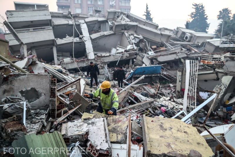 Két héttel ezelőtt történt a pusztító földrengés, aminek azóta több mint hatezer utórengése volt | Fotó: Agerpres/EPA