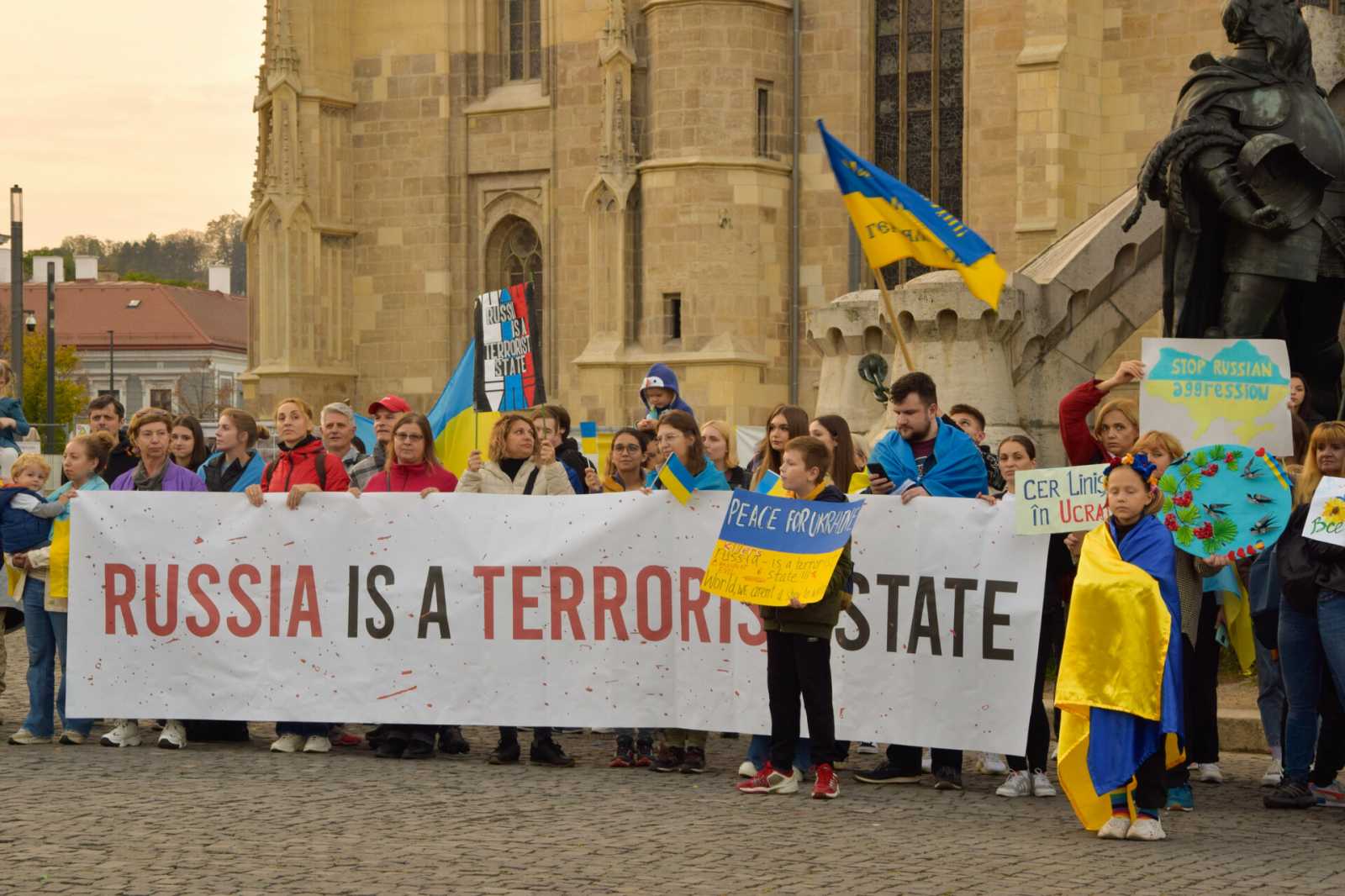 Romániába menekült ukrajnaiak a békéért tüntettek Kolozsvár főterén | Fotó: Lőrincz Anna