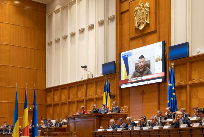 Tavaly áprilisban Volodimir Zelenszkij ukrán elnök videóüzenetet intézett a román parlamenthez | Fotó: gov.ro