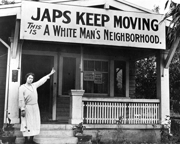 1923-ban a Hollywood Association kampányt indított a japánok „eltávolítására”. Egy hollywoodi lakos a feliratra mutat a házán, amely figyelmezteti a japánokat, hogy „ez egy fehér közösség”. Fotó: National Japanese American Historical Society