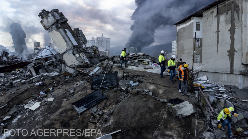A mentési munkálatokat végzők is veszélyben vannak | Fotó: Agerpres/EPA