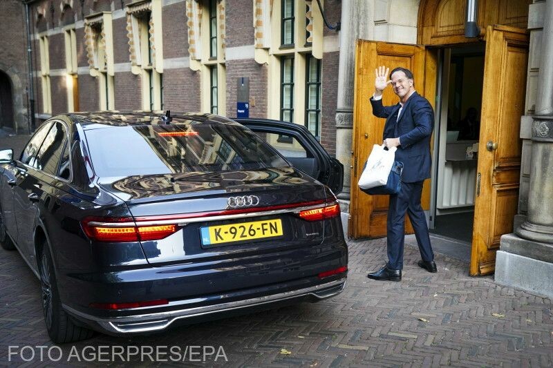 Mark Rutte miniszterelnök távozik Fotó: Agerpres 