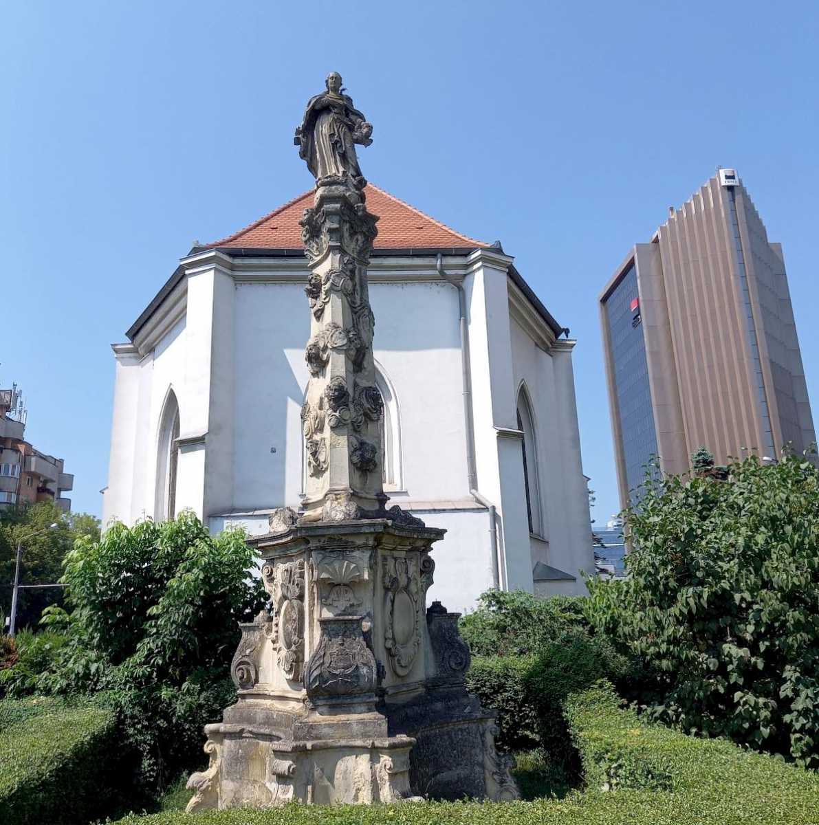Az emlékmű a Szentpéteri-templom mögötti kertben | Fotó forrása: Köztérkép.hu | 