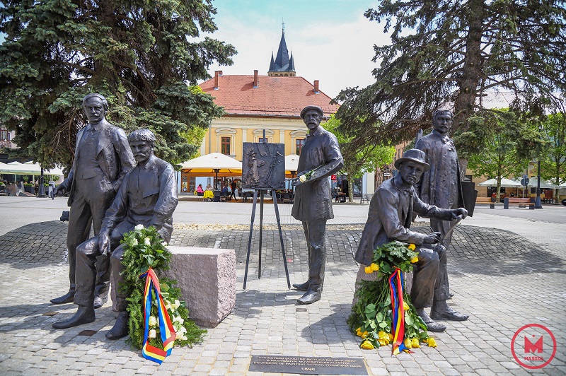 A Nagybányai Művésztelep alapítóinak májusban állított szoborcsoportja | Fotó: Borsi Balázs